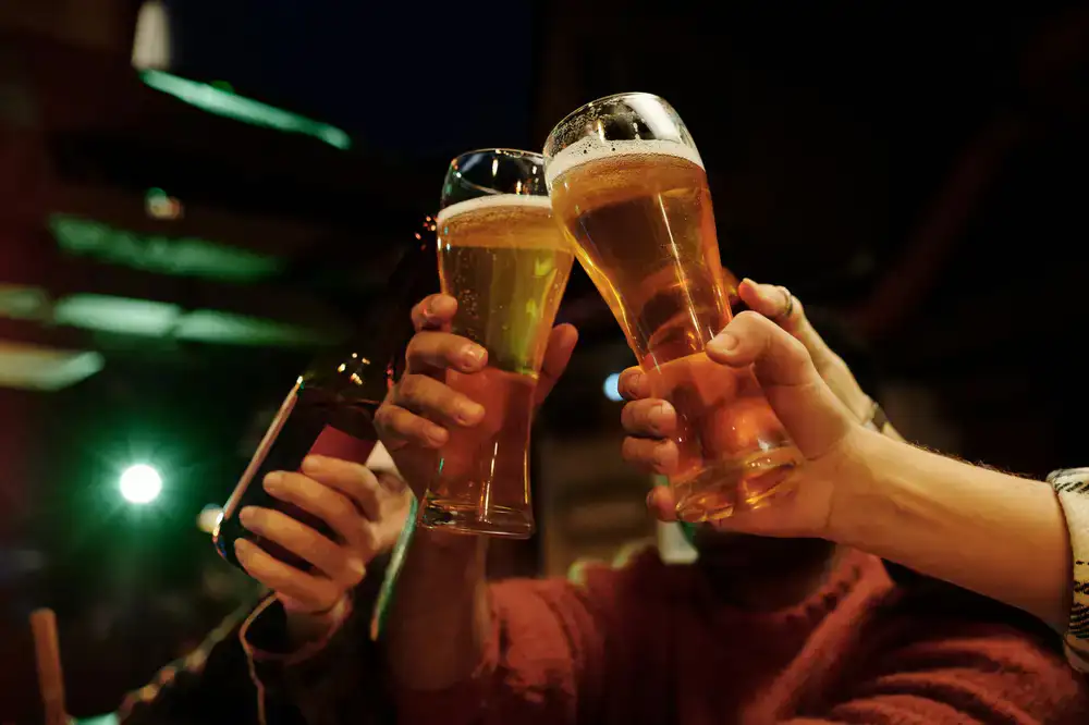 Drei frisch gezapfte Craft Biere in der Brauerei, warmes Gegenlicht