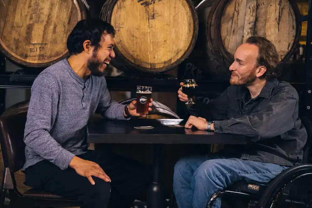 Gäste im gemütlichen Schankraum der Brauerei
